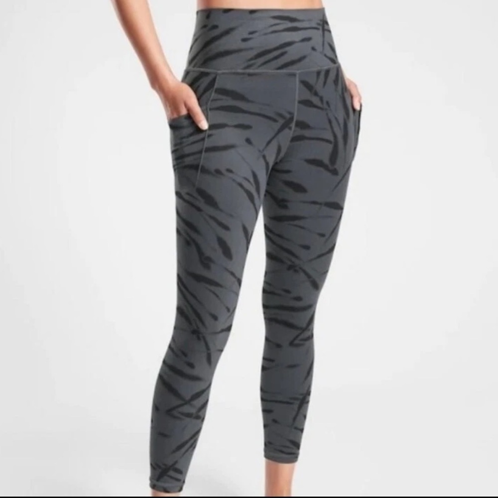 Athleta Salutation Stash Pocket II 7/8 Tight Leggings Gray Black Printed Small